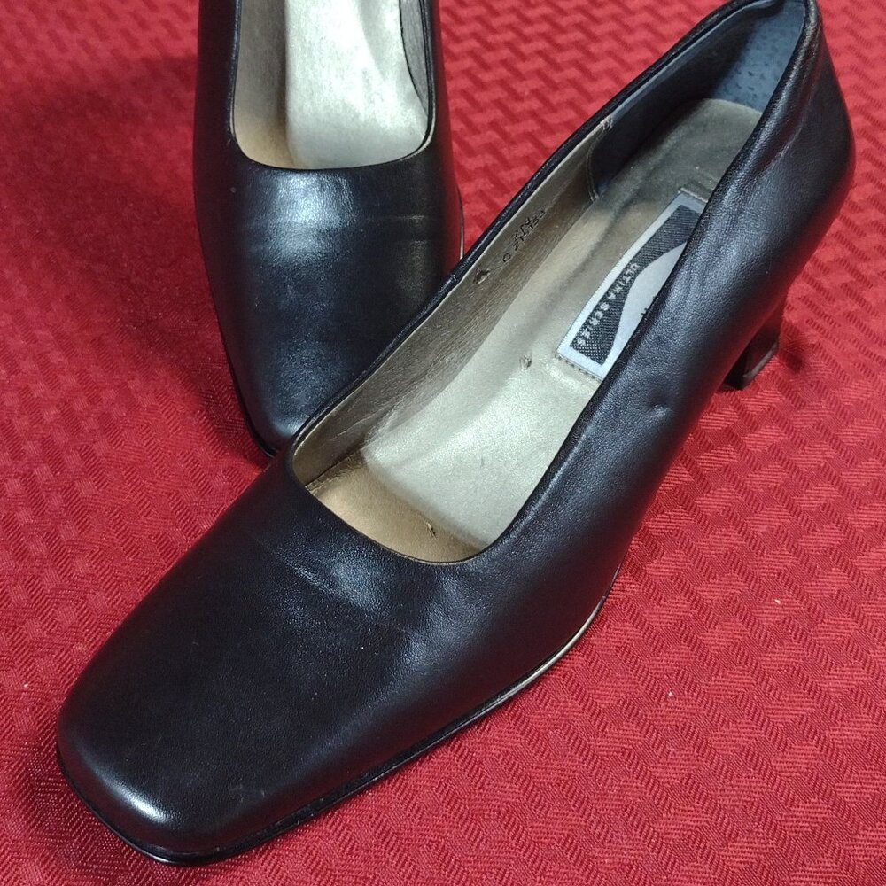 Women’s Caressa 2.5 inch Black Pumps – Size 7N
